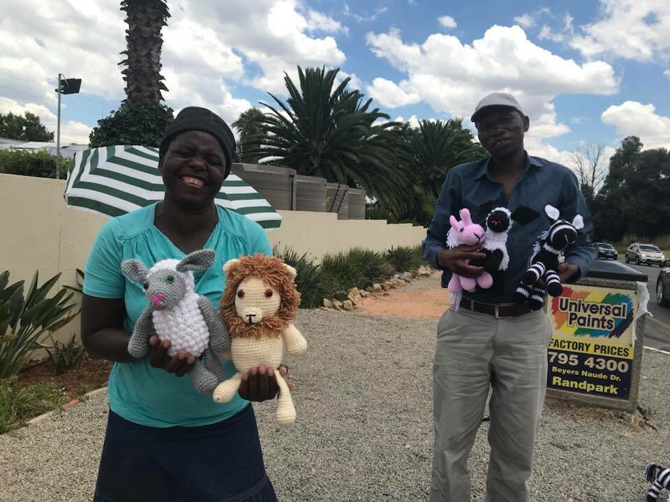 StateShebeen's tweet photo. During the weekends on the corner of Hawken Ave and President Fouche Drive in Boskruin, Randburg (Jo’Burg) there this creative lady who sells her handmade teddies for only R100 each. Please RT to support! https://t.co/5Dxe4PDVs2