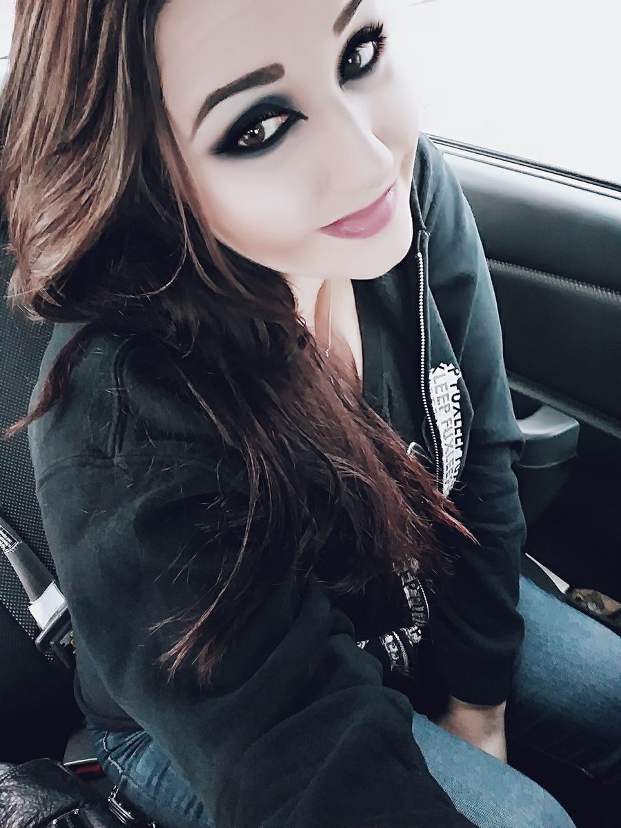 StitchesMarie's tweet photo. Scrazy (you know what fuck it I'm not correcting that) how much my hair has grown in 3 years.... https://t.co/AdC0cUInhX
