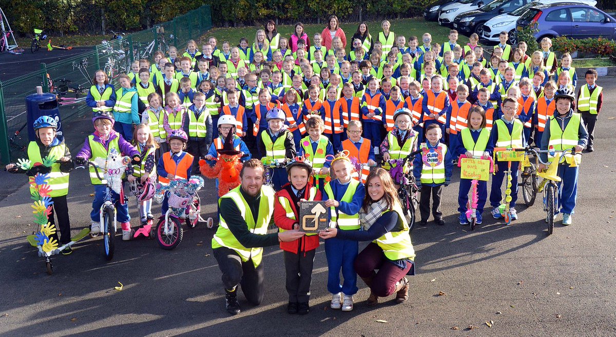 fietsprofessor's tweet photo. One of these pictures is a campaign for more active travel to school
(by @sustransNI)
The other is of a context where active travel to school is normal
(by @alreed02)

Guess which is which and do the math... https://t.co/4qhnFDn3Lp