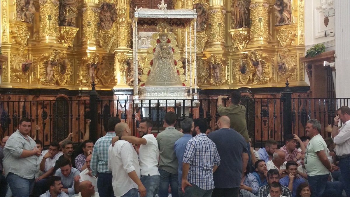 Romeristass's tweet photo. Porque ese lunes, por la mañana,
antes que el alba rompa en los cielos,
“pa” cuando digan; ¡vamos por Ella!...
ante la verja, soy el primero;
¡¡soy el primero!!

#VamosporElla https://t.co/S7N7I647za