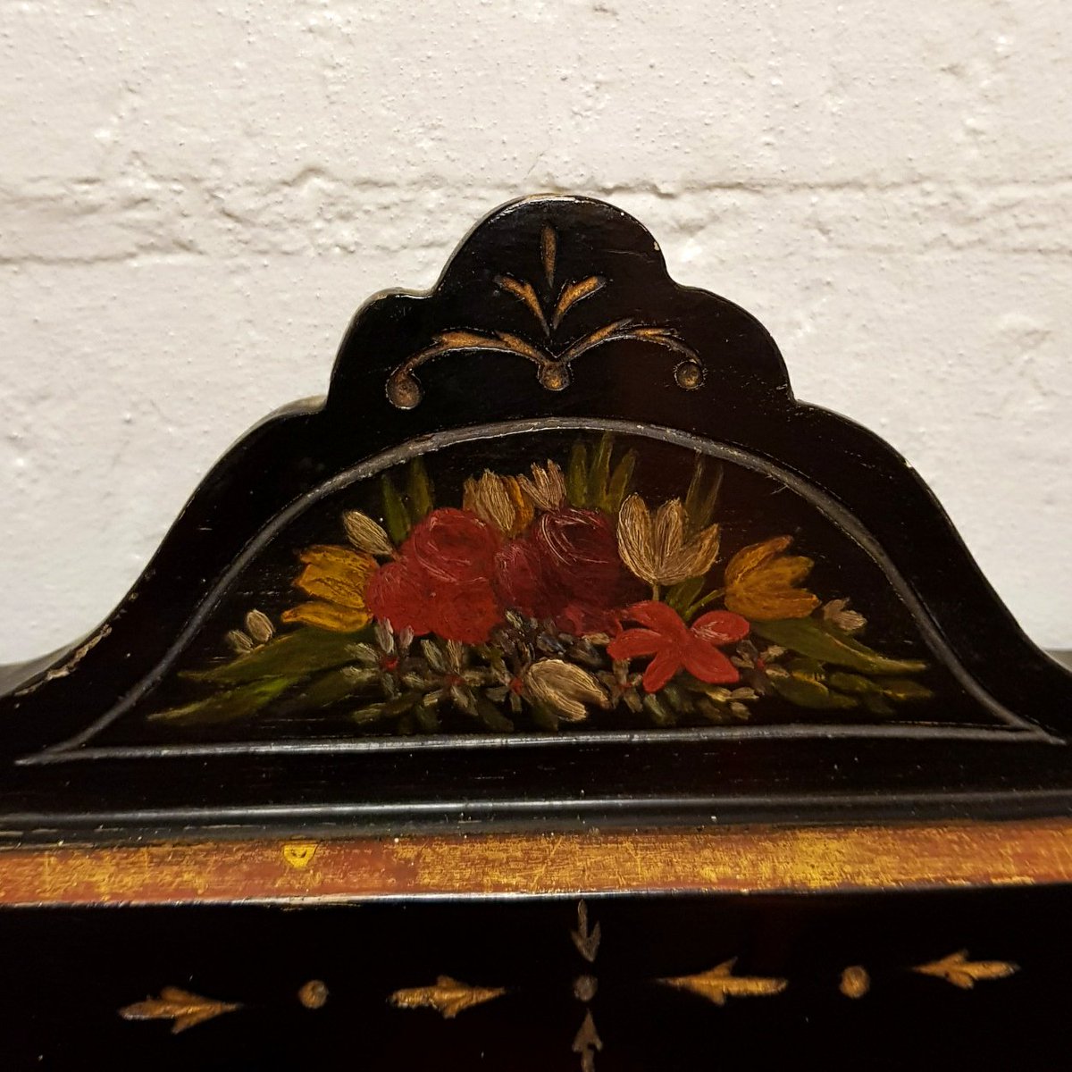 HomeAlchemy's tweet photo. Antique bargeware mirror with hand painted floral decoration and gilded detailing. Measures 60cm tall x 36cm wide. https://t.co/hqroJqpRqE #bargeware #wood #antique #antiquemirror #shelf #handpainted #decorative #vanity #gilded #black https://t.co/mxyniA5rxl