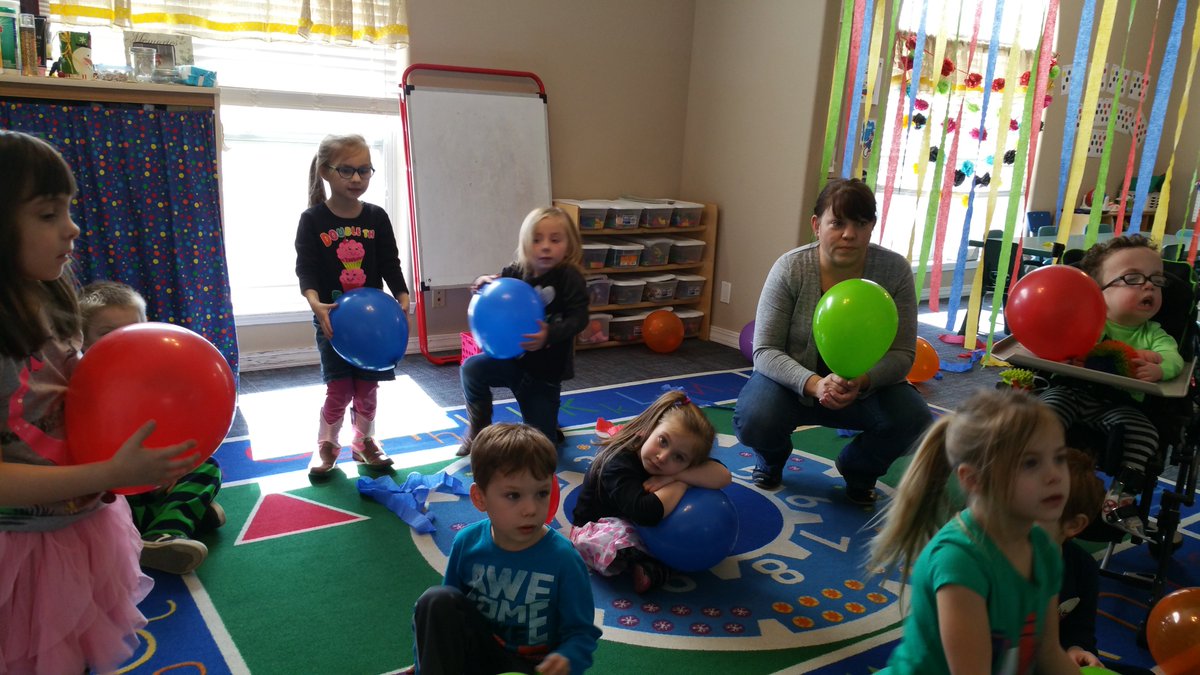 SheriGuesby's tweet photo. COLOR PARTY! Ms. Sheri's afternoon class celebrated everyone that is going to kindergarten knowing their colors with color experiments, color snacks, color songs and games, squirt bottle painting and color sorting for math.  @Seneca_EC https://t.co/HdEUKX3LQC