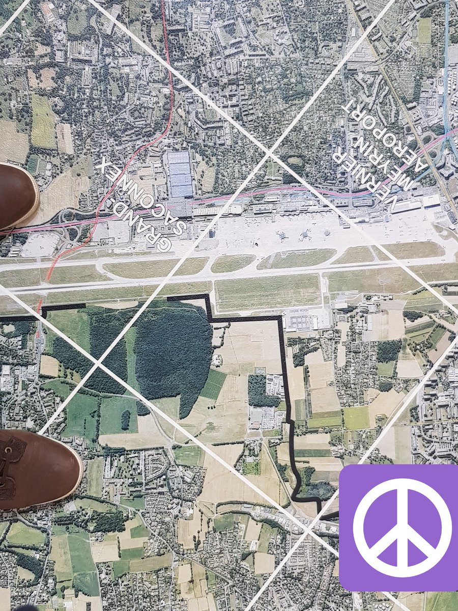 ziebayves's tweet photo. Un pied de chaque côté de la frontière ! Même air, même eau, même mobilité, même envie de qualité de vie #AssisesTE #ferney #prevessin #meyrin #grandsaconnex #geneve https://t.co/x9h7LzVUeu