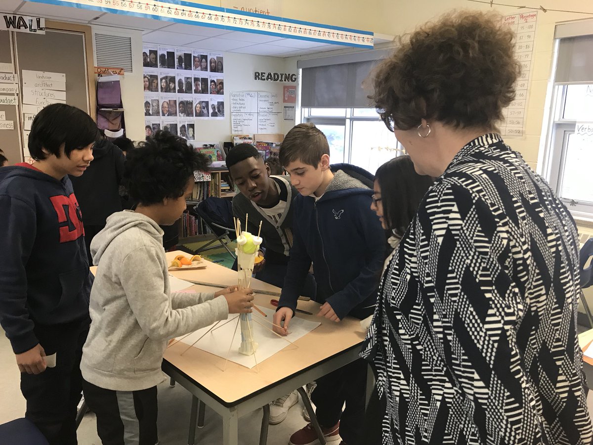 FOS6Alvarez's tweet photo. Executive Superintendent Butcher sees Teamwork and STEM in action @FairbankPS! @LC1_TDSB @girdhar_hill https://t.co/jaMxil8J0t