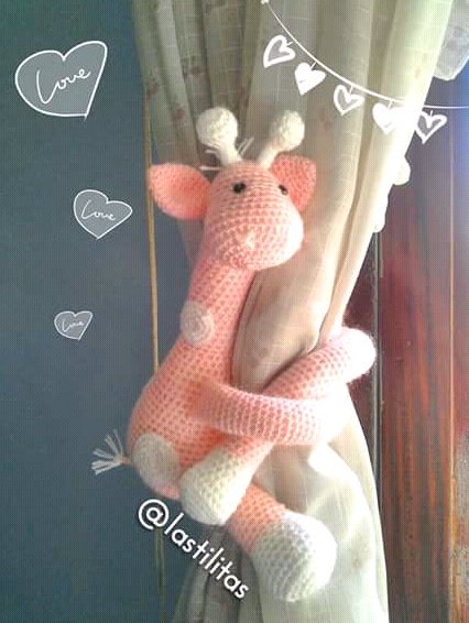 LasTilitas's tweet photo. Mi cortina está súper custodiada!! 😁 #Jirafa abraza cortina, #pedila en el color que más te guste! 💞💞💞 #BuenMiercoles
#Amigurumi #crochet #ganchillo #toymaker #muñecosTejidos #deco #abrazacortina #babyDeco #kidsRoom #DecoBebe #CuartoDelBebe https://t.co/RI8qwkZTsP