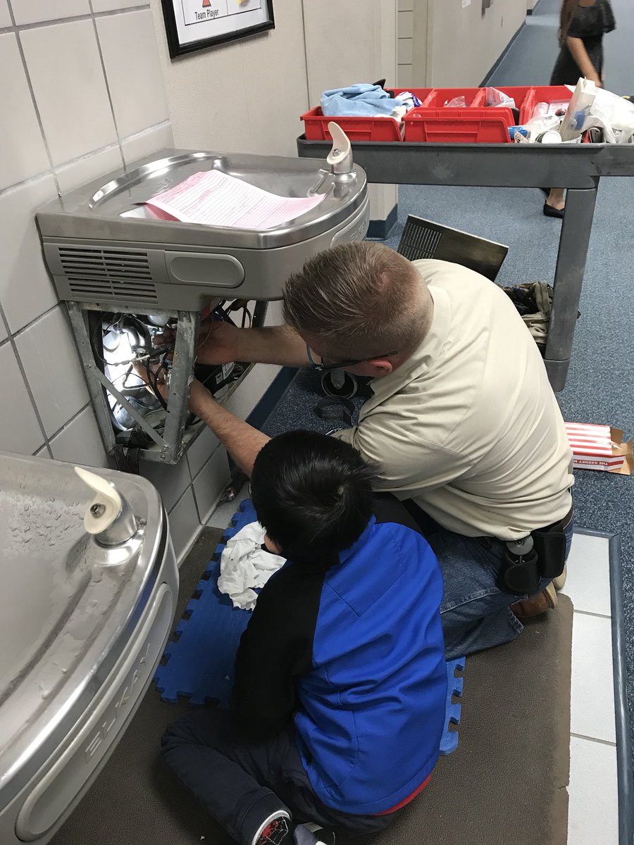 MsMarlow1's tweet photo. Hands-on learning happening here @RobisonES            #catchthespirit           #robisonspirit https://t.co/19OqzXbvdl