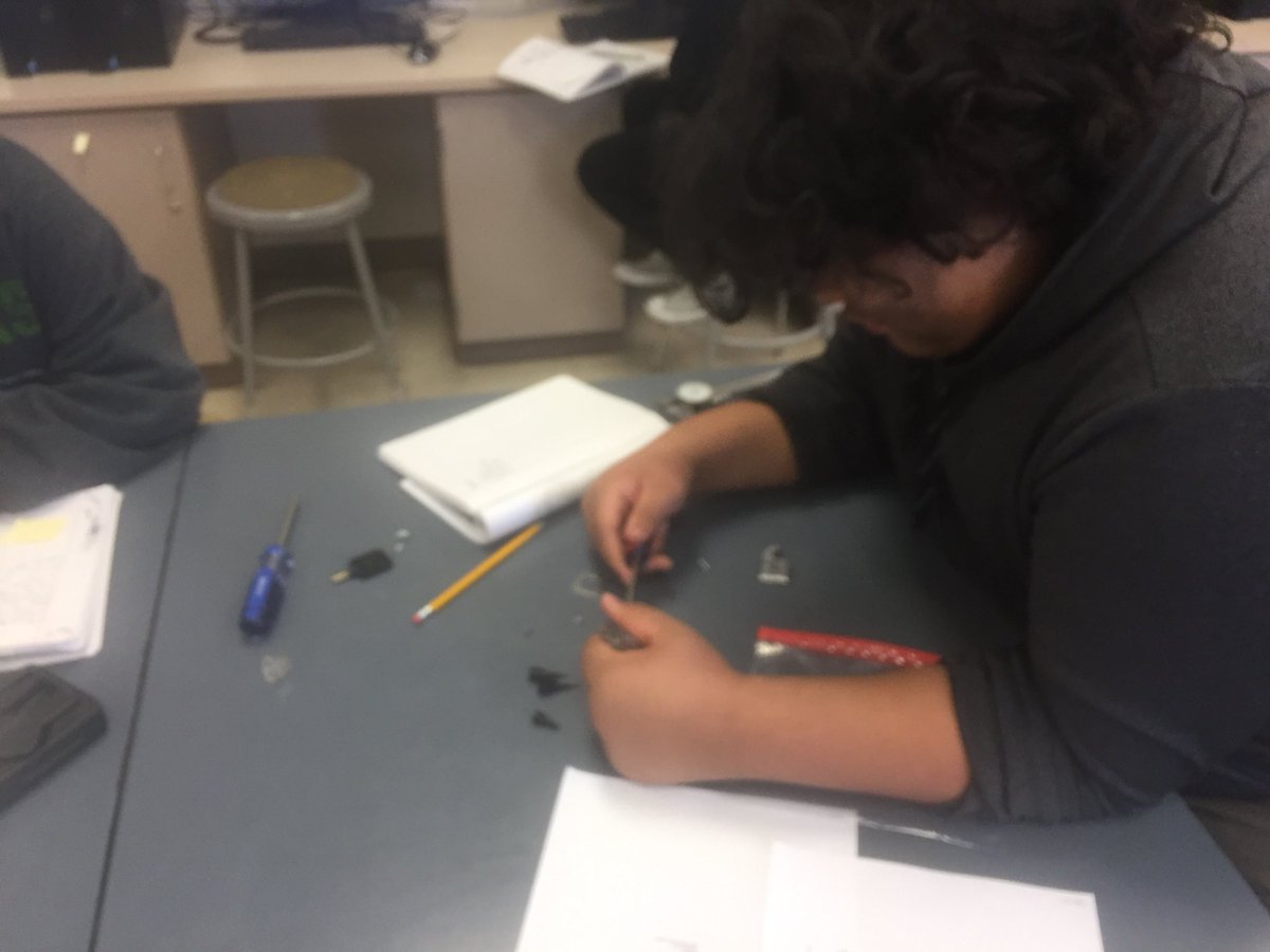 Mr_Hilbert's tweet photo. #RHSengineering students are reverse engineering chainsaw carburetors. Students are improving their CAD, measurement, and critical thinking skills. #weRcareers @wearrrichmond @LearnatRHS https://t.co/I5knGIkKBj