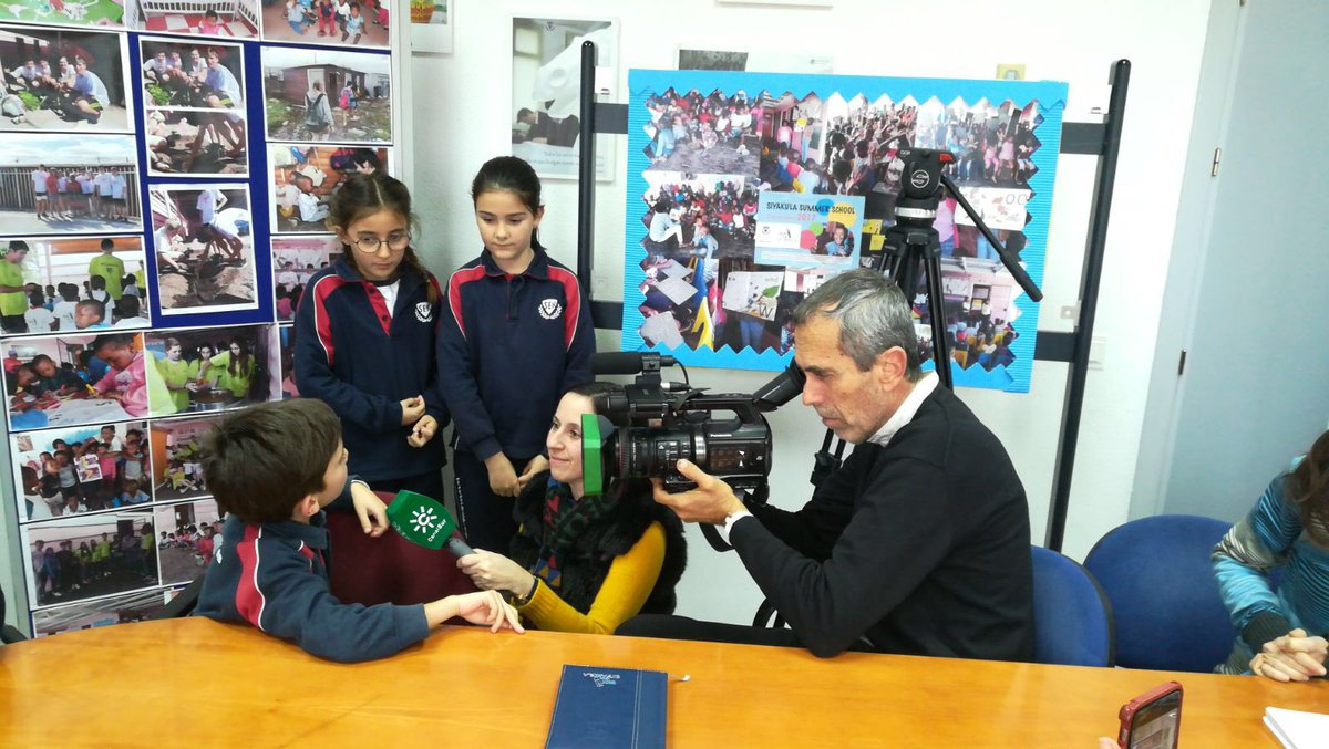 sekintschools's tweet photo. Hoy @canalsur esta de visita por @sekalboran realizando un reportaje sobre unos de los proyectos #solidarios con los que el colegio colabora, #SekforSiyakula @sekforsiyakula Qué ❤️ tan enorme tenéis y qué orgullosos estamos del trabajo que realizáis desde #ElEjido, #Almería https://t.co/d69dwe22ab