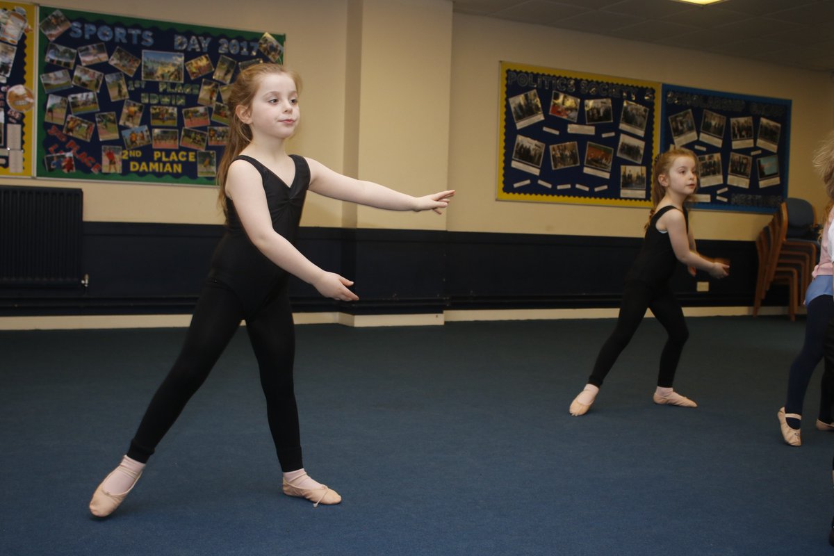 SJCJuniorSchool's tweet photo. Reception &amp; Y1 enjoying their 4th #ballet lesson of the term, run by @Manic_SP. A great opportunity to develop balance &amp; coordination, as well as learning some new dance moves! #StudentsThrive #DanceLessons #Portsmouth #PrePrep #SJCSouthsea https://t.co/79ovjjxqMX