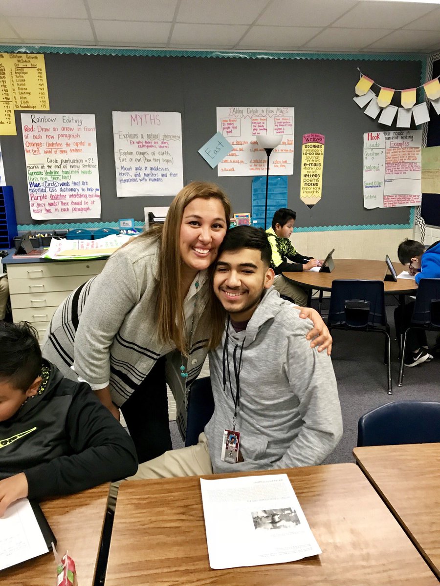 What a surprise😉 walking classrooms &amp; the high school Farmer Friend in the classroom recognizes @RdgCoachCortez #walkingwitharockstar #everyoneknowsmayra #greatteachersstaywithyou #wearecentral