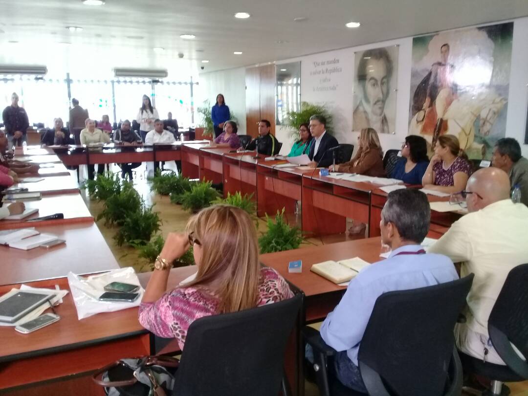 konecta2conNico's tweet photo. #EnVivo🔴Ministro @JauaMiranda : Hemos centrado esta reunión en grandes temas, uno central, es la formación del personal docente, gratuidad de estudios de postgrado para maestros y maestras del @MPPEDUCACION #31Ene https://t.co/ZhyRIaaxfE
