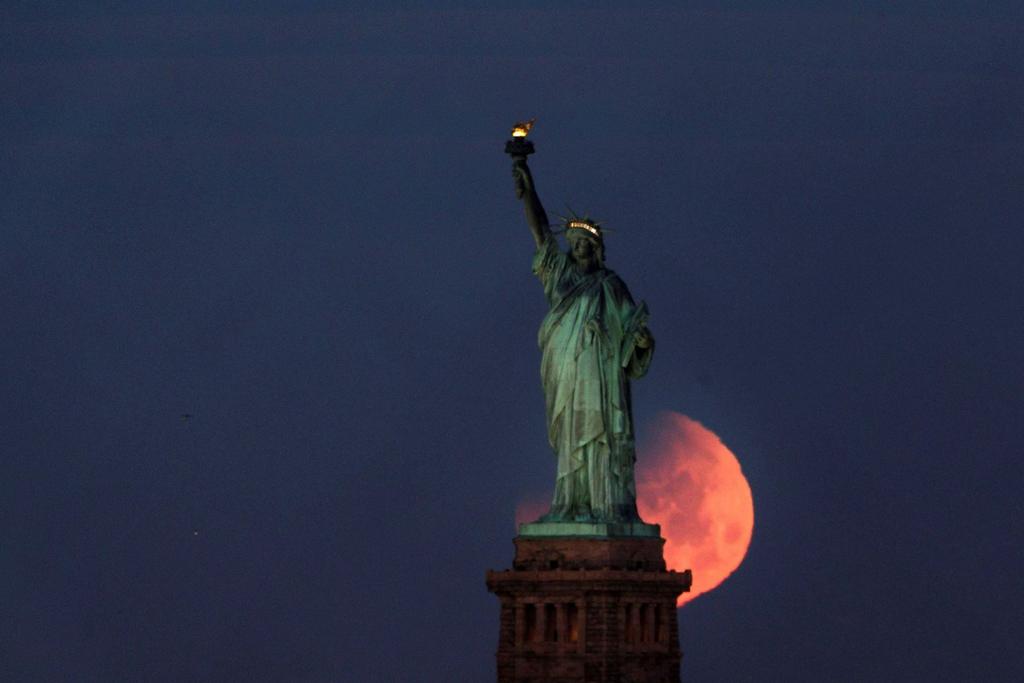 Revo_Mkt's tweet photo. Hoy se juntaron tres fenómenos naturales😍😍🌚🌗🌘
La Súper Luna + La Luna Azul + Eclipse Lunar = #SuperBlueBloodMoon 
Estos fenómenos hicieron ver a la luna espectacular y hermosa, algo que no se pasaba desde hace 150 años. La próxima vez ocurrirá el 31 de enero de 2037 :D https://t.co/fWEOUzwCQG
