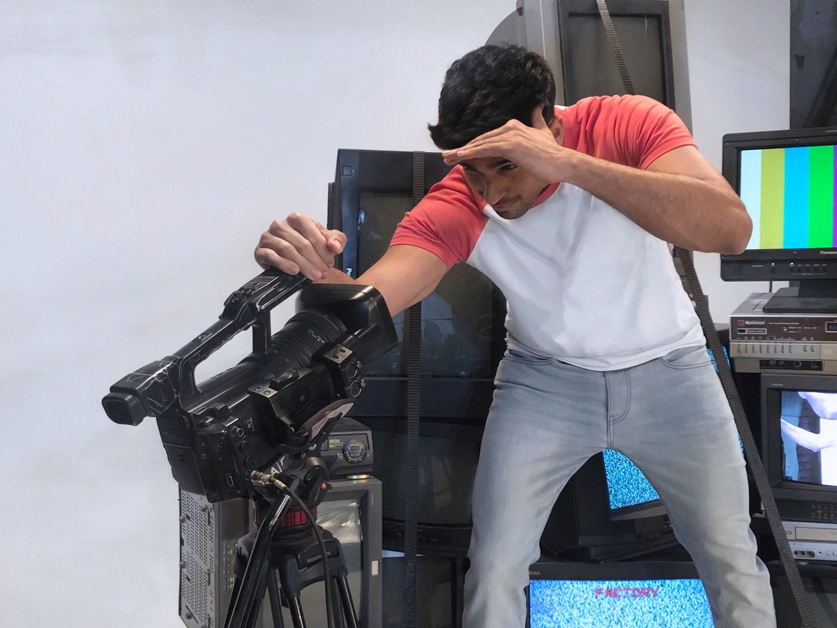 SidMalhotra's tweet photo. Do you see what I see? #ShootDiaries https://t.co/dlKLT4DSaz