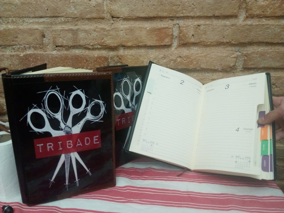 TribadeRap's tweet photo. Contra el desorden, organízate. La vuelta al cole con Tribade. 

[Como somos tan apañaítas pa las responsabilidades, Masiva apareció el otro día con 3 agendas] https://t.co/jbJ3nwkaJT