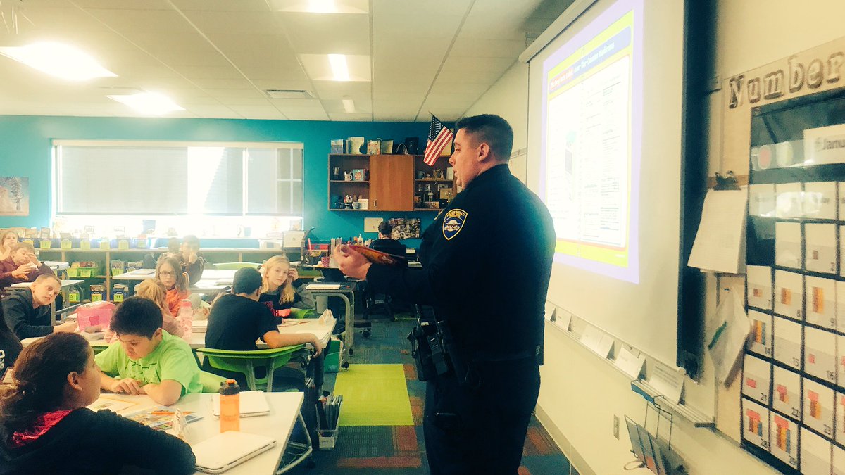 HZNSpuds's tweet photo. Thankful for our Moorhead Police Department and their school resource officer who teaches our DARE class.   #56560 #SpudPride https://t.co/b27wnMmj8F
