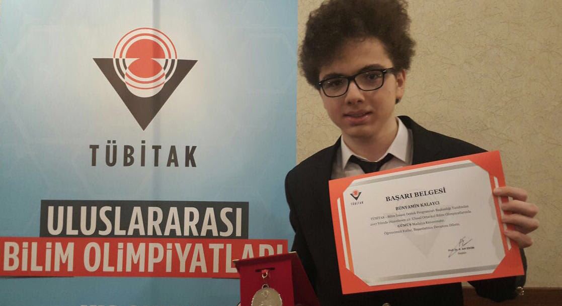 Ankara’da yapılan 
TÜBİTAK Matematik Olimpiyatlarında 
Bilfen Halkalı 
8. sn. öğrencimiz 
Bünyamin KALAYCI
gümüş madalya kazanmıştır🏆
Emeği geçen tüm öğretmenlerimizi kutluyor, 
Mart ayında yapılacak Milli Takım seçmelerinde öğrencimize başarılar diliyoruz.