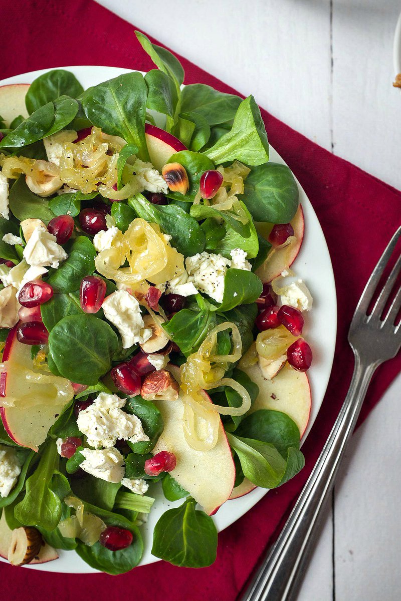 Einen Salat gefällig? Ja, dann habe ich einen richtig leckeren für euch. Feldsalat mit karamellisierten Zwiebeln, Granatapfel, Apfel, Feta und Nüssen. So gut und so schnell zubereitet: meinkleinerfoodblog.de/feldsalat-mit-… #AbendessenDerWoche #lecker #foodblog