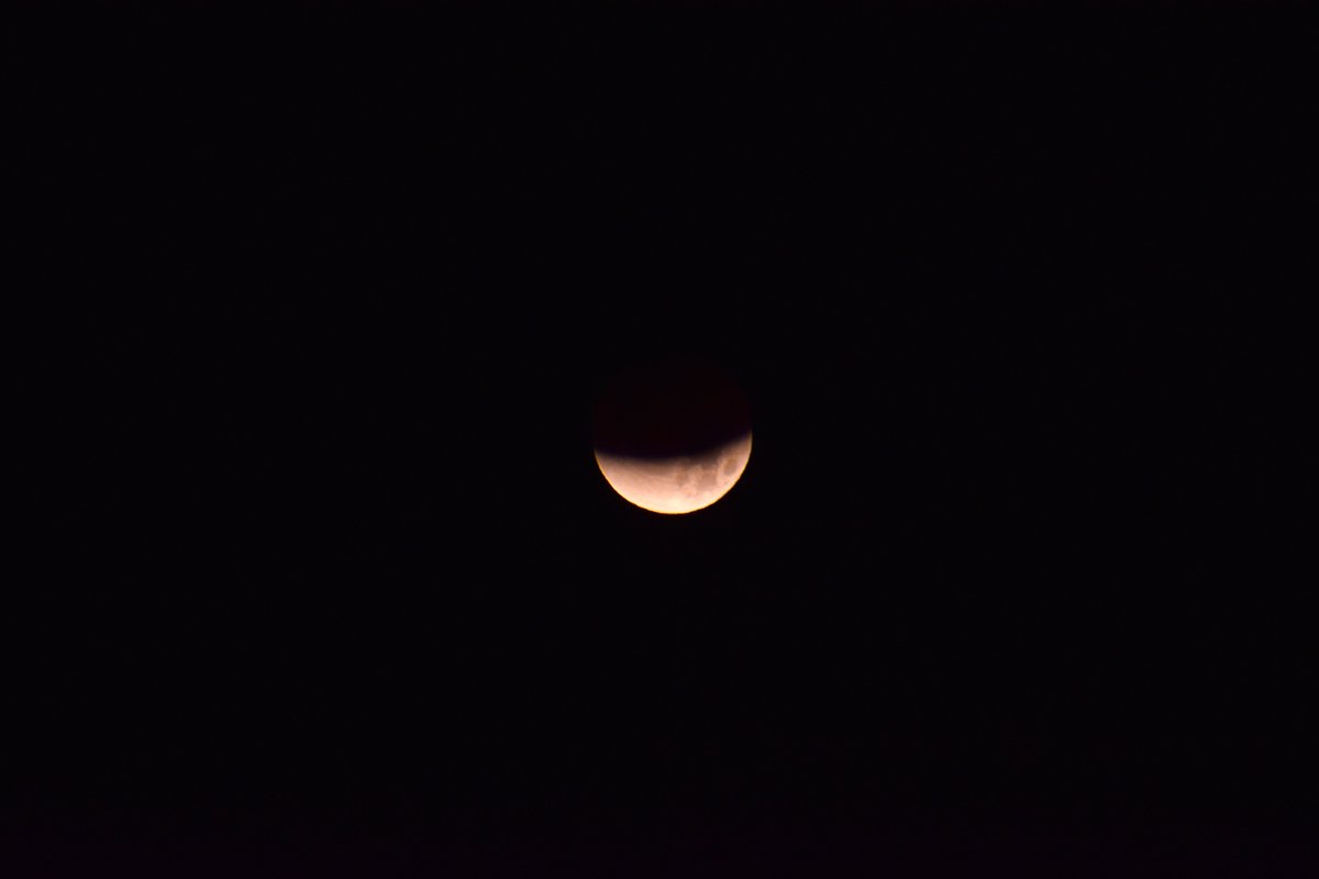 HipparchusR2's tweet photo. photoshop makes the moon look like it was redish this morning https://t.co/Zo4jaDJhUT