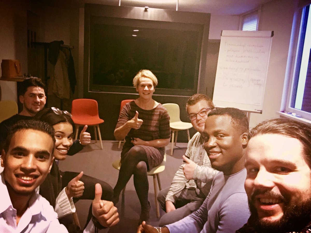 2GetThereCoach's tweet photo. Huis- en toptrainer @RomydeRijk trainde vandaag een clubje toffe nieuwe collega’s van @2GT_Arnhem @2GT_Zutphen @2GT_ZODrenthe ! Geslaagd zo te zien 👌🏻 #coachdecoach #learningbydoing https://t.co/Pruicn6ifO