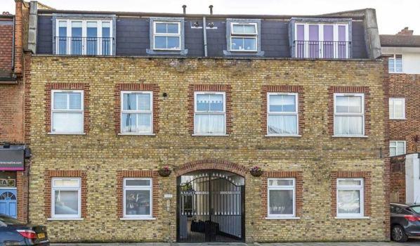 Zoopla's tweet photo. First-time buyer numbers hit decade high https://t.co/5jeEGgsOag   #property #zoopla #firsttimebuyers #homes https://t.co/Hcxa6YsTth