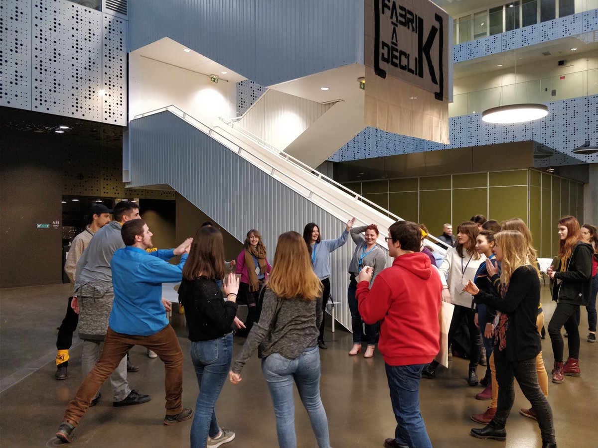 FabriKaDecliK's tweet photo. Les participants de la fabrication à DécliK d'Hiver Bordeaux arrivent et sont "energizés" par la super team bénévoles ! @c2d_BxMetro #Bordeaux https://t.co/bft8y4oZ6E