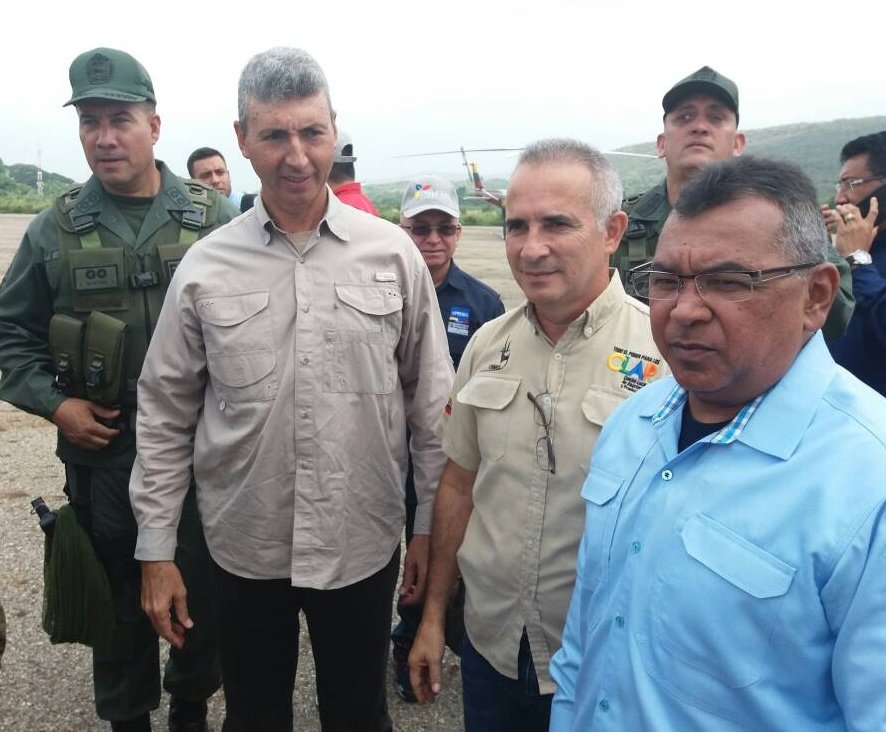 FreddyBernal's tweet photo. Llegando a San Antonio del #Táchira con el ministro de interior y justicia @NestorReverol y el ministro de obras públicas Cesar Salazar Coll, a cumplir instrucciones encomendadas por el presidente @NicolasMaduro https://t.co/AKgbHoXxqY