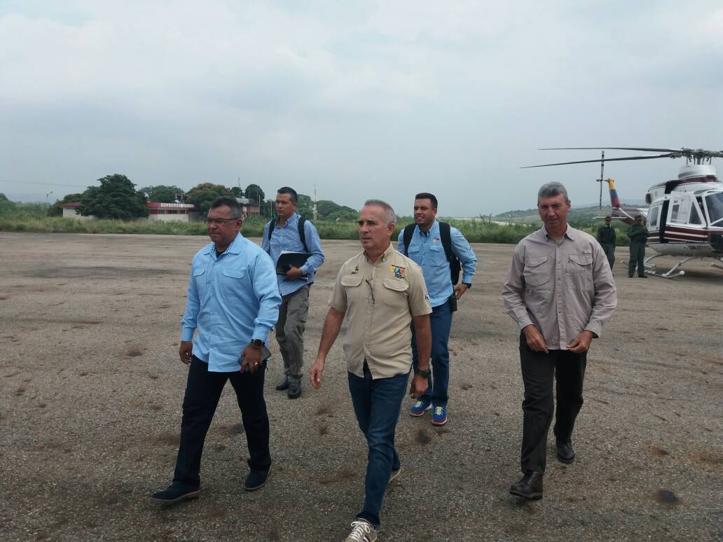 FreddyBernal's tweet photo. Llegando a San Antonio del #Táchira con el ministro de interior y justicia @NestorReverol y el ministro de obras públicas Cesar Salazar Coll, a cumplir instrucciones encomendadas por el presidente @NicolasMaduro https://t.co/AKgbHoXxqY