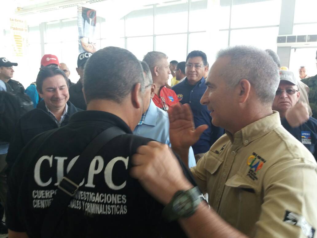 FreddyBernal's tweet photo. Llegando a San Antonio del #Táchira con el ministro de interior y justicia @NestorReverol y el ministro de obras públicas Cesar Salazar Coll, a cumplir instrucciones encomendadas por el presidente @NicolasMaduro https://t.co/AKgbHoXxqY