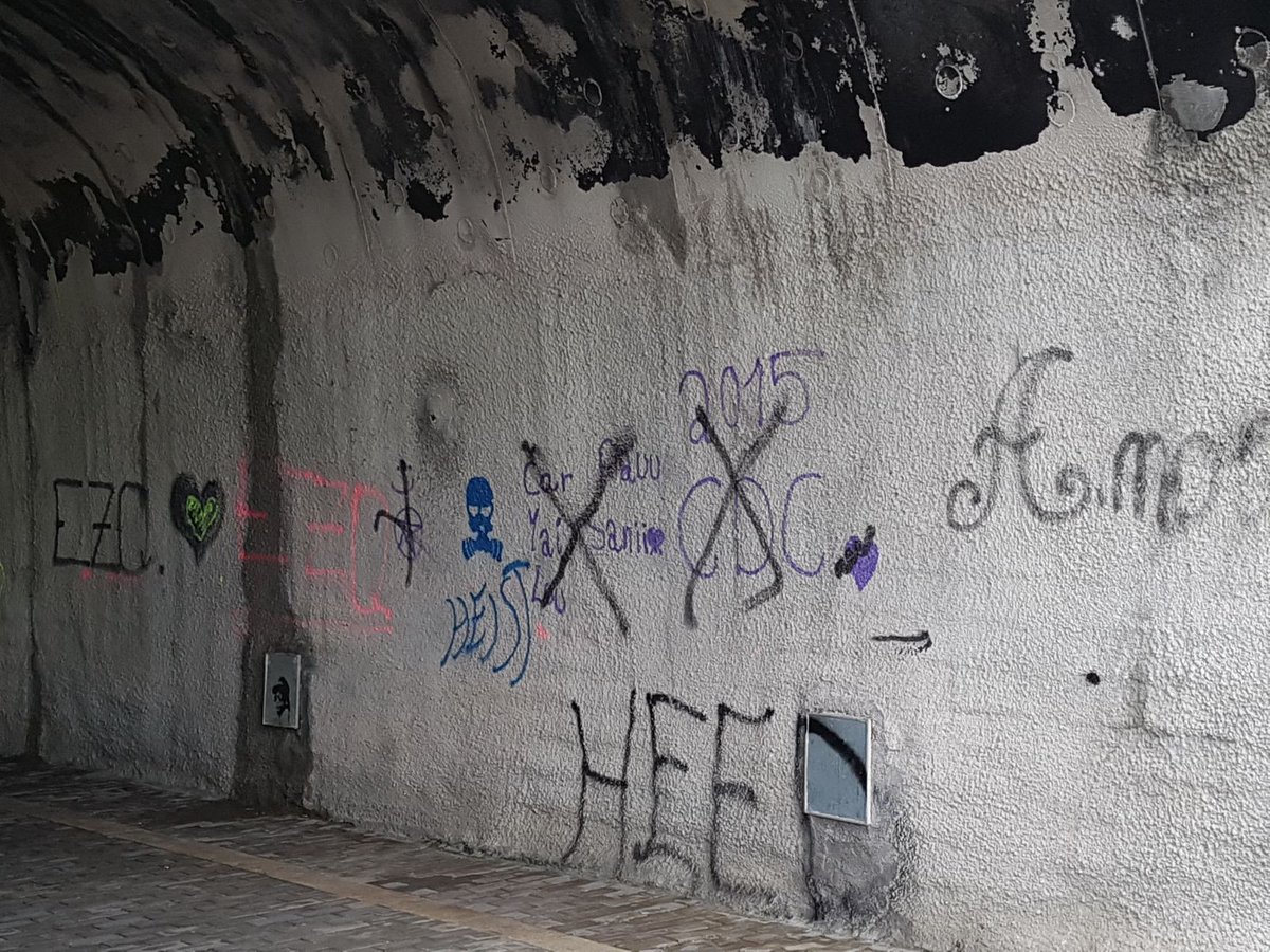 IULaredo's tweet photo. Izquierda Unida de Laredo culpa a Juan Ramón López,  "Alcalde" (por decir algo) del @PSOE de Laredo del vergonzoso aspecto que presenta el Túnel Laredano. https://t.co/Y4MSohTyOC