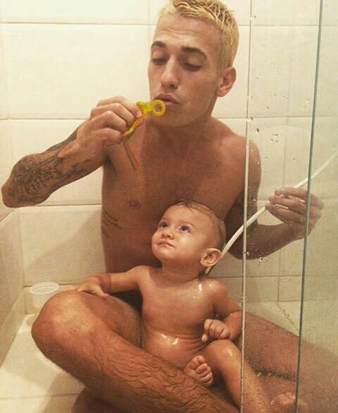 bestofclassa's tweet photo. Pai (s.m.): É quem daria seu sorriso para ver o do filho. O super-herói favorito da criança. É quem ensina que todo mundo erra, inclusive ele (e tá tudo bem). 
"Você cabia na minha mão" E você, pai, sempre caberá aqui, no meu coração. 💙 https://t.co/s9bR6p4dmT