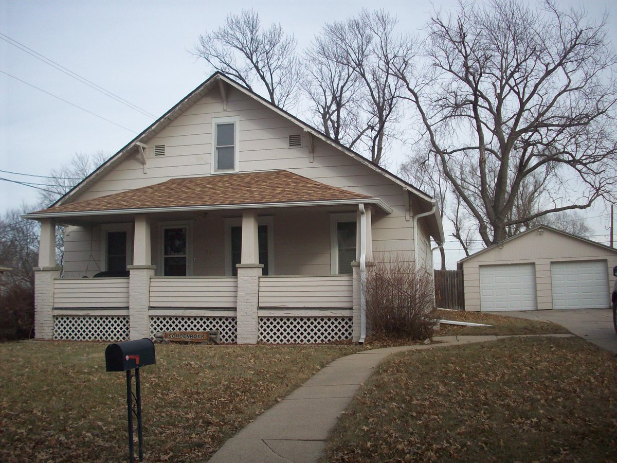 HomesteadLandCo's tweet image. 1624 H St-Fairbury, $85,000 This updated bungalow is in a prime location and will go fast! #moveinready #fencedyard #mainfloorlaundry #treelinedstreet #fairburyrealestate #hlc #calltylertoday   homesteadland.com/listing.do?rei…
