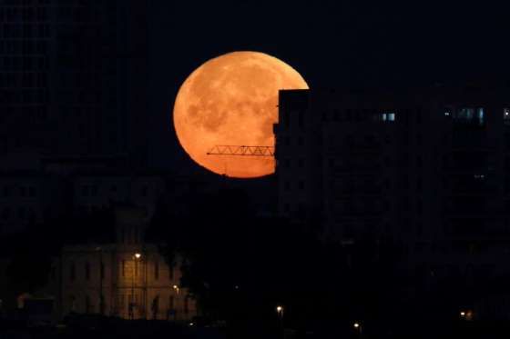 JuanPabloPinzon's tweet photo. "La llamada superluna se alza sobre el casco viejo de Jerusalén - Foto de Abir Sultan

#WednesdayWisdom
#FelizMiercoles
#MiercolesDeGanarSeguidores
#ConFrioDebes
#MiPoderComoTwitteroEs
#PregúntaleAInvictos
#SelfieForBau
#YoQuieroElVuelo https://t.co/QKnV5X8H6I