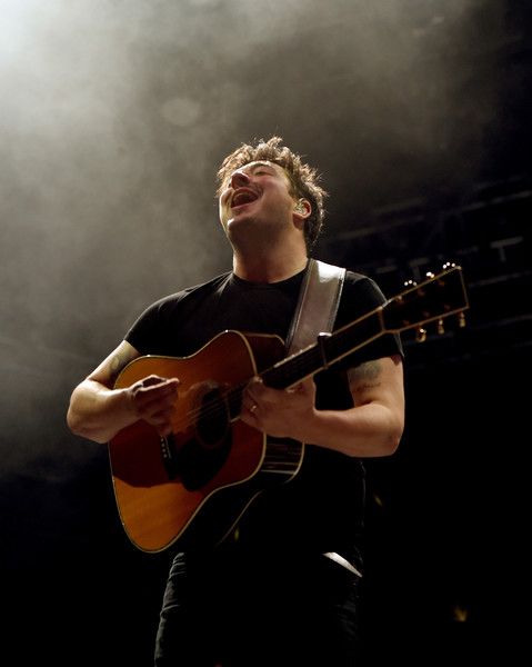 Mas olha se nao é aniversario do caipira mais nene do mundo, happy birthday marcus mumford 