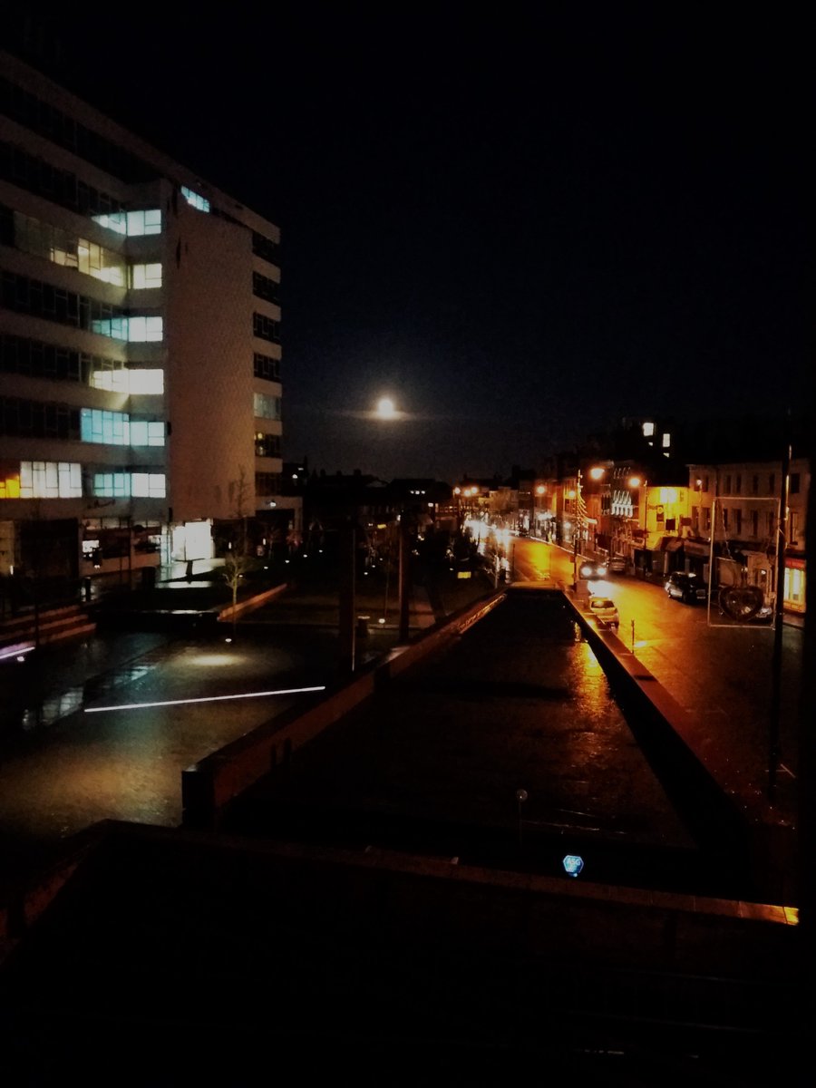 RoseVillaTavern's tweet photo. No this not a breaking sunrise in the #jq it is the start of the #supermoon 2018, eairy silence settles over the city!! @GoldensquareJQ @JQBID #jqlife #bigpeg https://t.co/6cj6mMMMZX