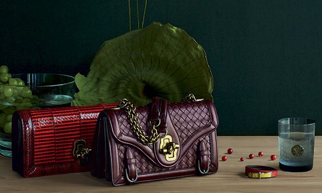 HOGboston's tweet photo. Jewel tones in @BottegaVeneta #luxury #accessories #leather #clutch #luxury #luxurylifestyle #readytowear #winterstyle #bostonfashion #luxury #bostonfinds #captureyourstyle #fashiondiaries #outfitgoals #musthaves #dailylook #fashiongram #fashionista #fashioninsta #stylegram https://t.co/hQg3CZI3K2