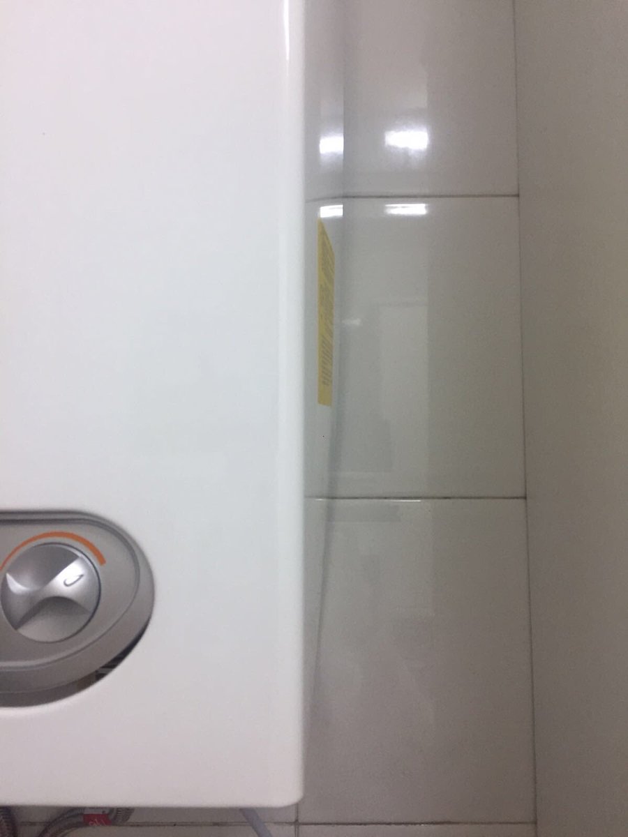 anefati's tweet photo. @cointraesp acaba de estallarme un calentador suyo, llevo todo el día buscando una solución con su servicio técnico y nada. Doy gracias a dios que no ha ocurrido una desgracia mayor. https://t.co/4m4qRbOtOE