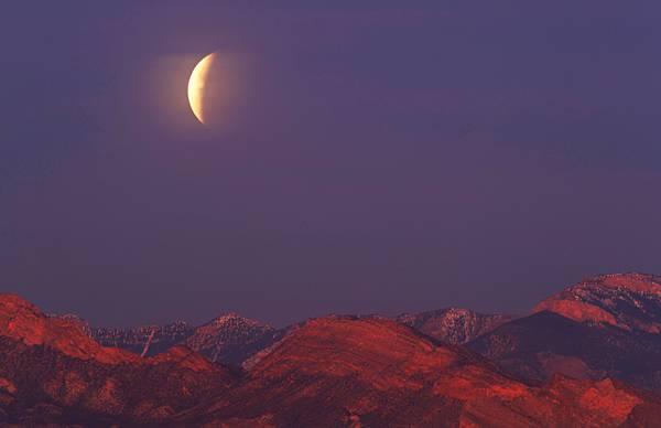 vegaslifetoday's tweet photo. Photos over Las Vegas: Super blue blood moon awes and wows https://t.co/UAp3gg8WMr #vegas #lasvegas #lvsun https://t.co/5WmGDOLS7g