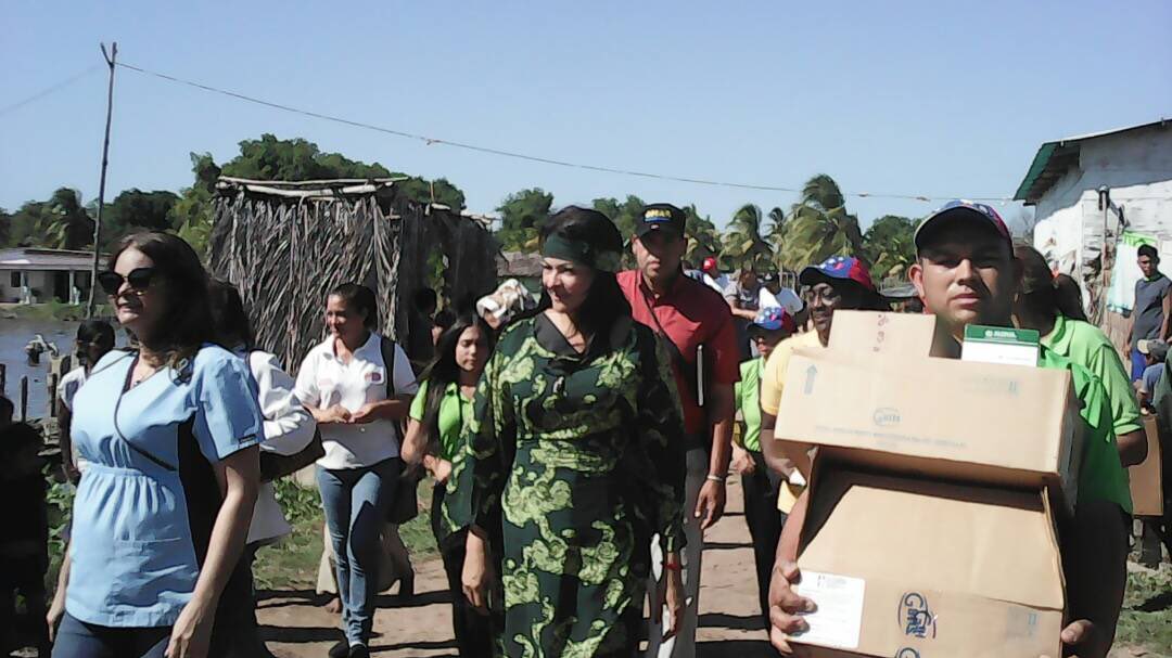 LuisLopezPSUV's tweet photo. ZULIA | Somos Venezuela, Barrio Adentro 100% y Equipos Básicos de Salud abordaron casa a casa en el municipio Guajira para la entrega de medicamentos del 0800SALUDYA @NicolasMaduro @TareckPSUV #TodosQueremosDiálogoYPaz https://t.co/rc9x2hqR2b