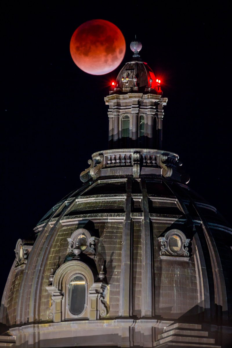 SDMagazine's tweet photo. News anchors called it a lunar trifecta! Keith Hemmelman captured the super blue blood moon early this morning over our state capitol. https://t.co/SwQrgSKm8Z