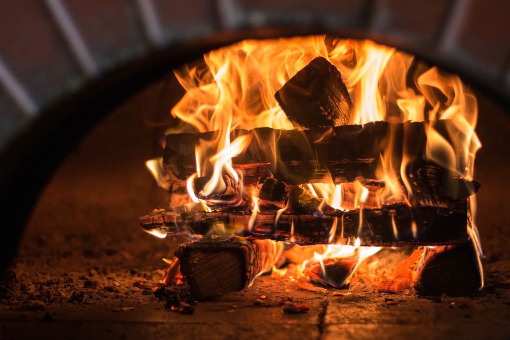 blackbirdfargo's tweet photo. It's warm inside by the fire. Pizza is just a bonus 🔥🍕 https://t.co/yZo8madBz6