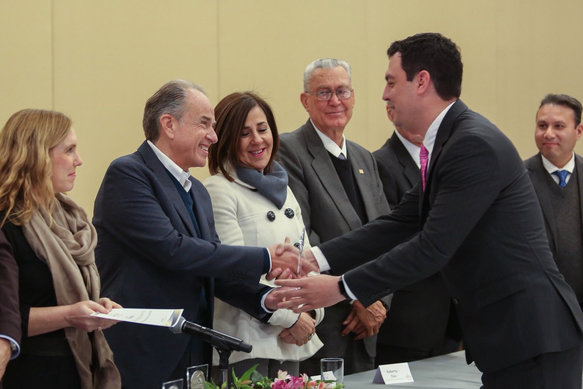 JMCarrerasSLP's tweet photo. Felicidades a los galardonados con el Premio "Ciudadano del año" de @gruposalinas; su vida y sus obras dan ejemplo a nuestras sociedades. 
Gracias a @NinfaSalinas Presidenta de los Consejos Consultivos por elegir a #SLP como sede para reconocer a quienes son inspiración a seguir. https://t.co/2dbKrV3Njb