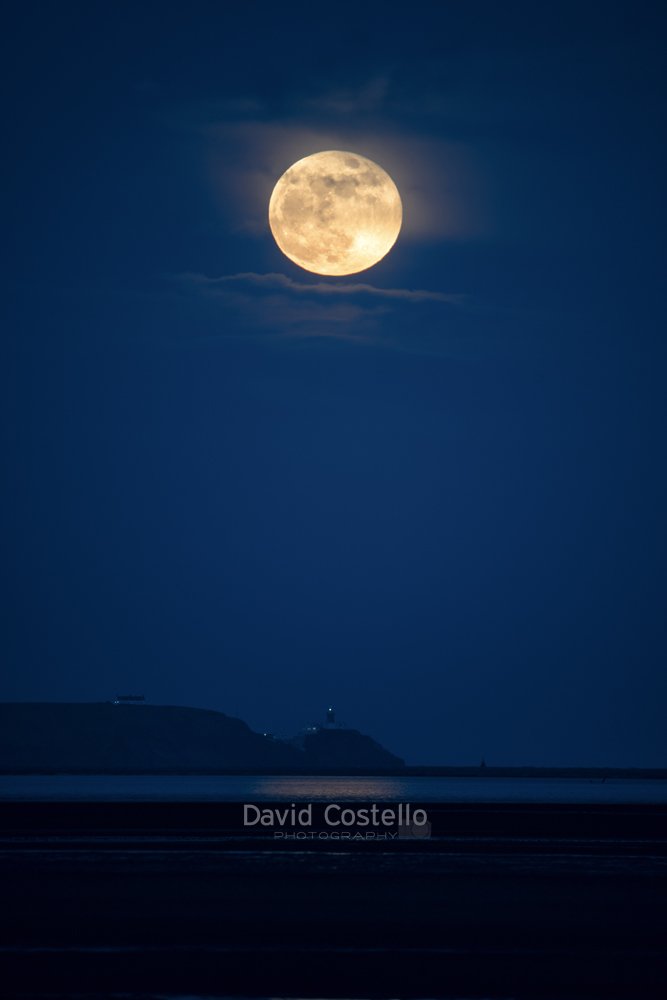 DavidCostelloDC's tweet photo. The Full Moon rising above the Baily lighthouse in Howth from Sandymount strand this evening. #FullMoon #SuperBlueBloodMoon #Dublin #Ireland #Bailylighthouse #Howth #Sandymount #supermoon #BloodMoon #BlueMoon #LoveDublin https://t.co/HP07yppIBE