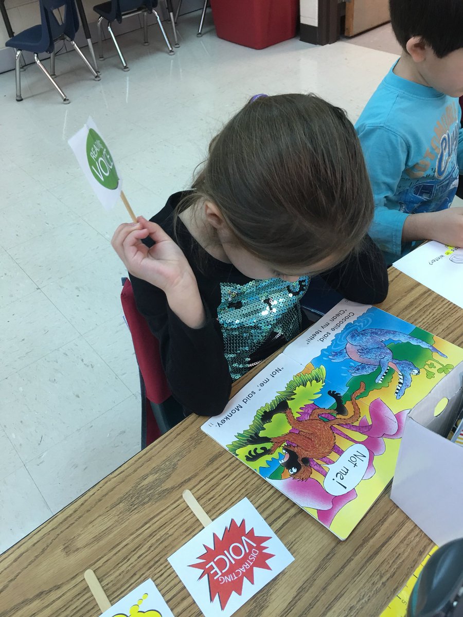 TishKatalinic's tweet photo. 🎧📕📗🗯Kindergarteners making reading visible #thinkingvoice #readingvoice #keepkidsreading @SmekensEd #swd123 #d123 https://t.co/DdfPOcg5fx