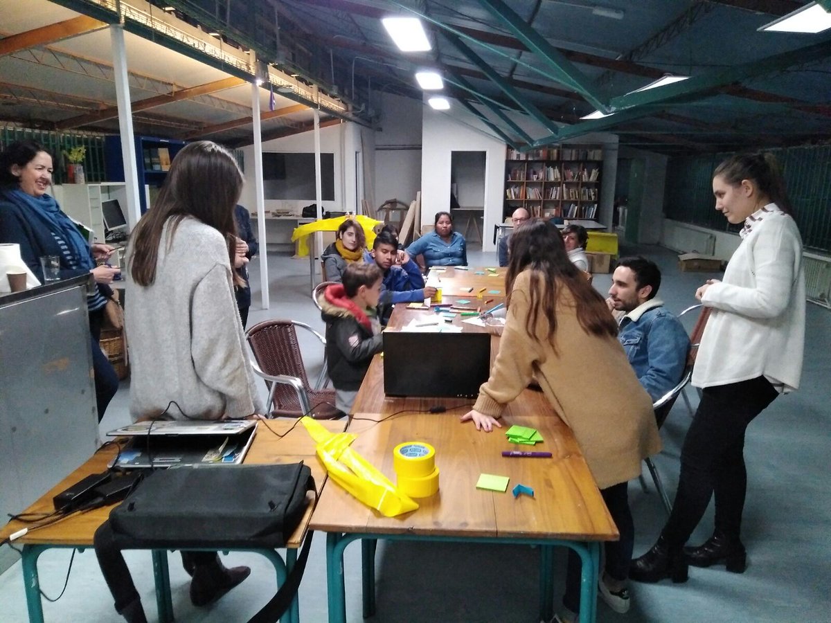 exp_distrito's tweet photo. Súper sesión😻 con @equipomico para pensar y diseñar la ludoteca de @csaplayagata Vente a ⚡ @LibrosActivos #FuencarralExperimenta https://t.co/X1Lfv4rp2v