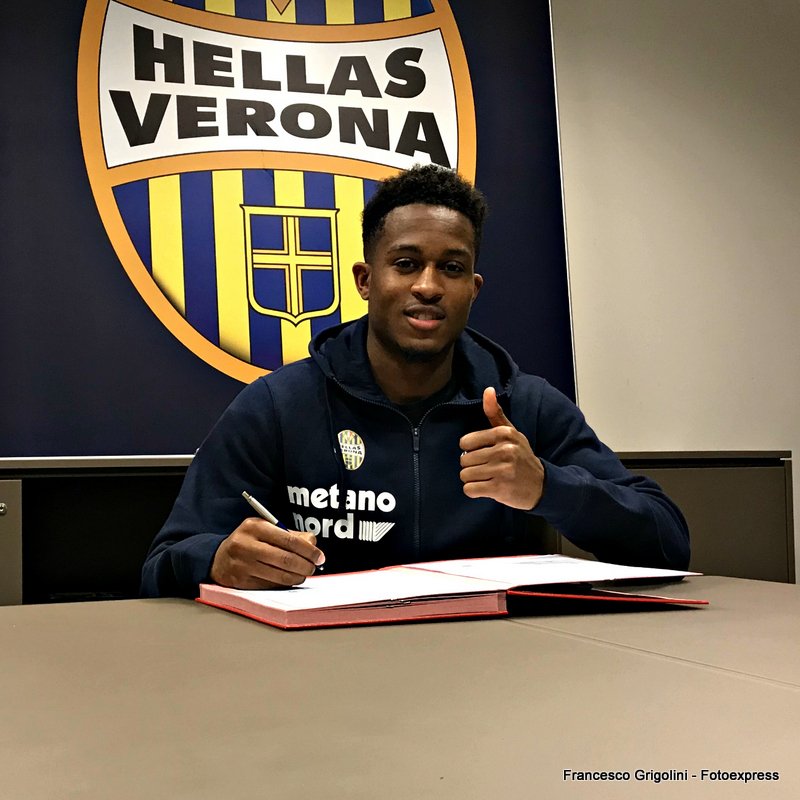 HellasVeronaFC's tweet photo. ✍️ Ufficiale: @RolandoAarons è gialloblù!
Leggi qui ➡️ https://t.co/Mvpyt5X6b0
#DaiVerona https://t.co/inFaRUxmV8