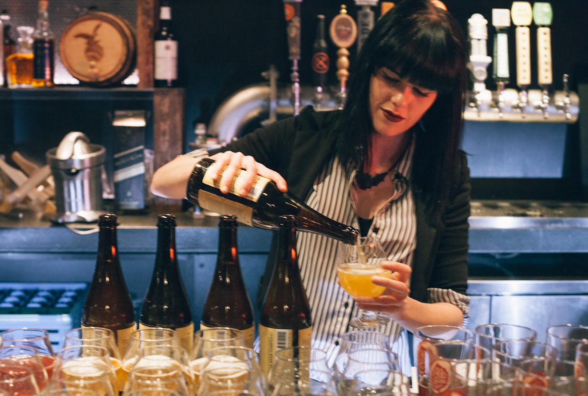 ElephantTalkPod's tweet photo. Ever wondered what the world of coupledom looks like from a bartender’s perspective? #ElephantTalk spoke with 3 bartenders last year to learn what roles the bartender plays in couples’ lives. Listen now: https://t.co/PxmZvdEvYi  #ThisIsRealLove https://t.co/FHFXVmtcCw