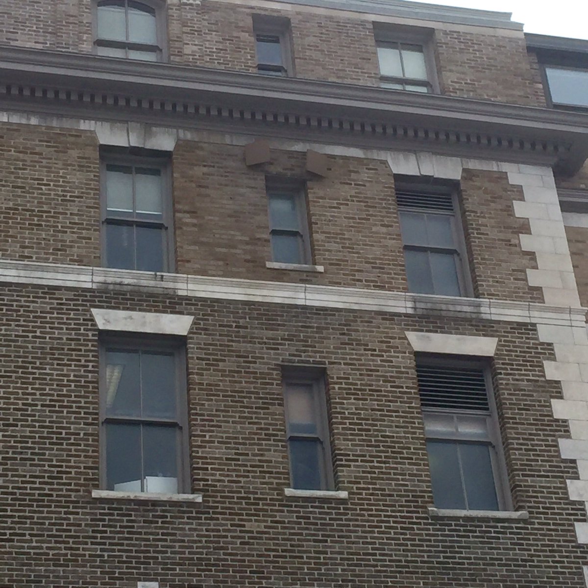 TGIWiFiGuy's tweet image. Visiting the "Bad-Man" @SyracuseU with @buscemia. Thanks @wirednot for the hospitality. Good to see @VentevInfra antennas being used at the university. #ShowMeYourVentev #OrangeFi #ItsReallyCold