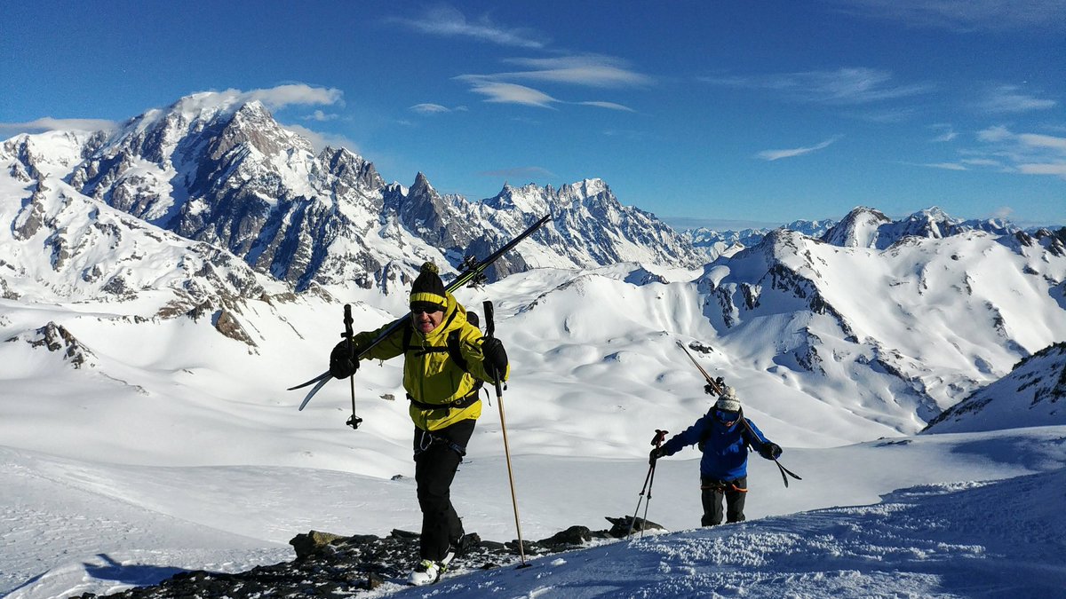 guidespacekilly's tweet image. Cordée en pleine lumière, à cheval sur la frontière franco-italienne, emmenée par l&apos;un de nos guides expérimentés.
