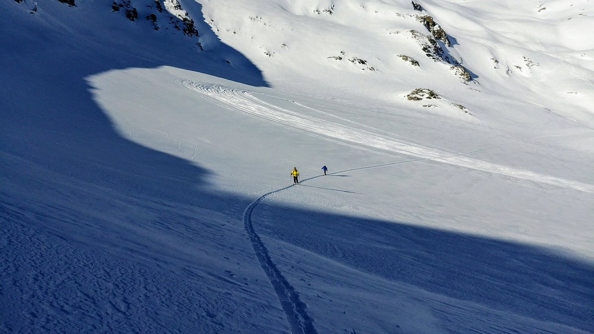 guidespacekilly's tweet image. Cordée en pleine lumière, à cheval sur la frontière franco-italienne, emmenée par l&apos;un de nos guides expérimentés.