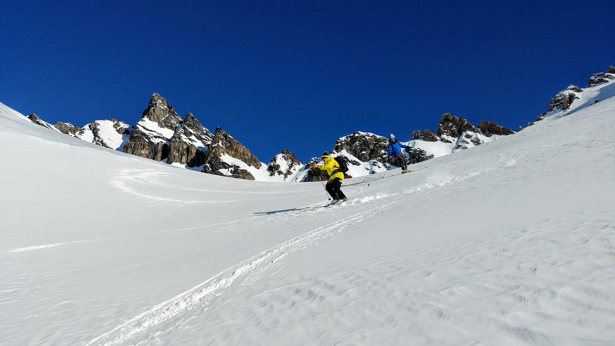 guidespacekilly's tweet image. Cordée en pleine lumière, à cheval sur la frontière franco-italienne, emmenée par l&apos;un de nos guides expérimentés.